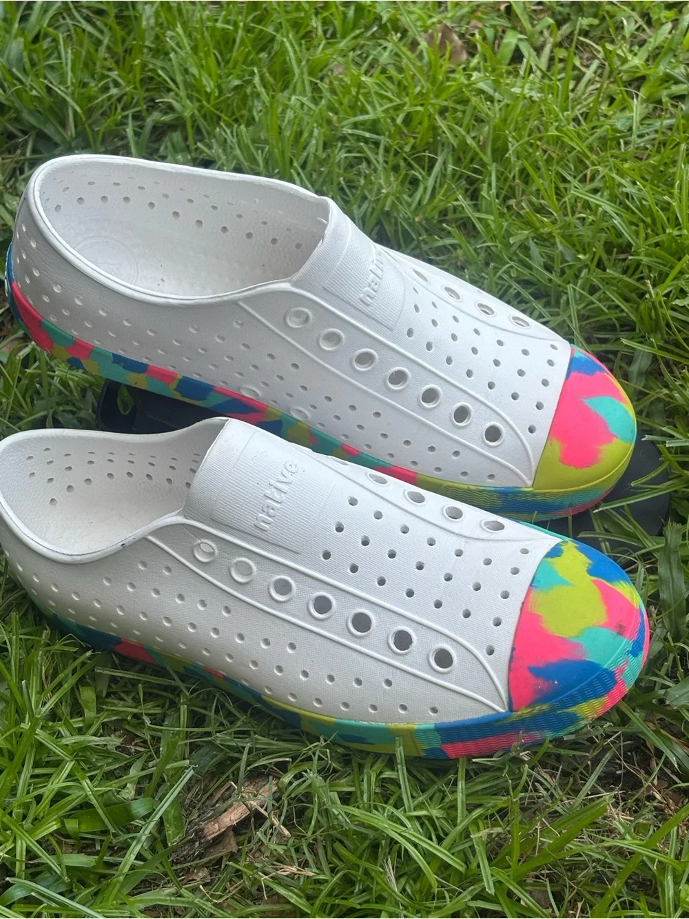 Native Kids Water Shoes in White with Neon Pink, Yellow & Blue Toe Size 9